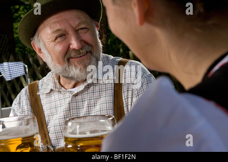 Zwei Personen in einem Biergarten Stockfoto