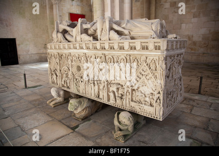 Portugal, Alcobaca - Kloster Santa Maria de Alcobaca, Grab von König Pedro i., Sarkophag von Ines Stockfoto