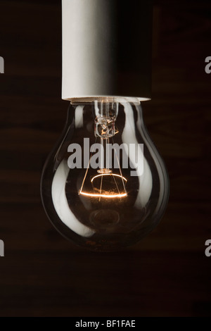 Eine leuchtende Glühbirne, extreme Nahaufnahme Stockfoto