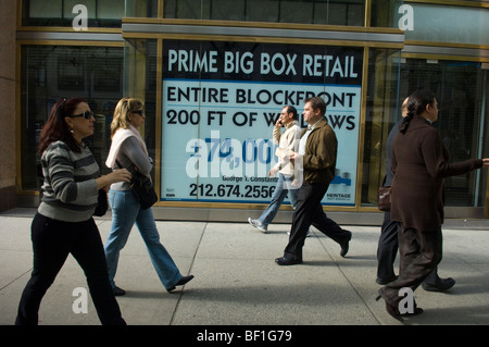 Verkaufsfläche für eine big Box speichern in Midtown in New York am Mittwoch, 21. Oktober 2009 zur Verfügung. (© Frances M. Roberts) Stockfoto