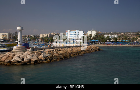 Hafenmauer und Marina mit Hafen Strand Ayia Napa Zypern Stockfoto