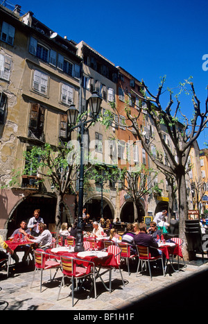 Outdoor-Restaurant in der "Place Aux Aires" in der alten Stadt Grasse Stockfoto