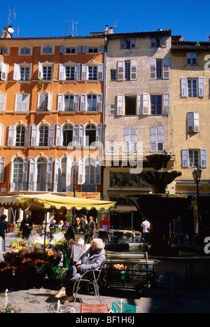 Gebäude auf dem Platz "Place Aux Aires" in der alten Stadt Grasse Stockfoto