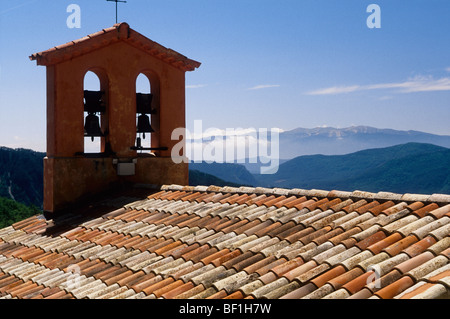 Dach der Kirche im Dorf Auvare Stockfoto