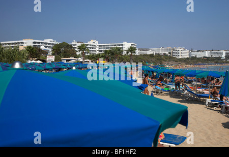 Umbrellla Sonnenschirme am Hafen Strand Ayia Napa Zypern Europa Stockfoto