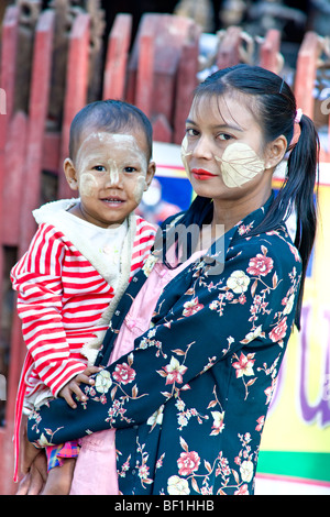 Porträt einer jungen Burmesen mit ihrem Sohn mit Tanaka in den Gesichtern, Mandalay, Myanmar. Stockfoto