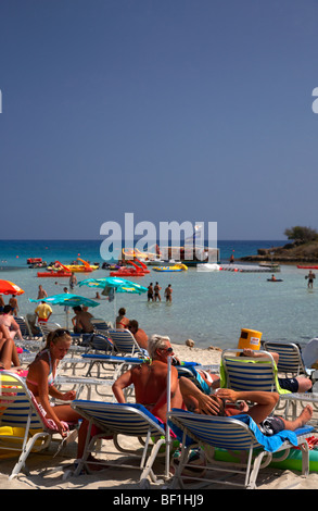 Nissi Strand überfüllt mit Touristen Ayia Napa Zypern Europa Stockfoto