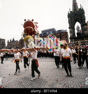 Großbritannien, England, Manchester, Albert Square, Chinese New Year Drachen Tänzer außerhalb Rathaus von Manchester Stockfoto