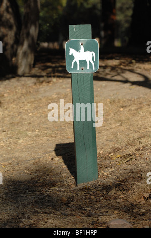 Zeichen mit einem Bild von einer Person auf einem Pferd bezeichnet ein Reitweg im Irvine Regional Park in Orange County, CA Stockfoto