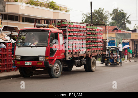 Kisten mit Coca Cola-Flaschen auf einen Lieferwagen. Passi City Iloilo Philippinen Stockfoto