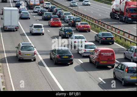 Variable Geschwindigkeitsbegrenzung Abschnitt der M42, in Verkehr mit dem Standstreifen in Versuch, während der Rush Hour entlasten. Stockfoto