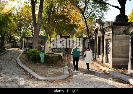 Paris, Frankreich - 'Pere Lachaise' Friedhof, Paar zu Fuß auf 'Cobbled Stone' Street, Garten Stadt, Herbst und Paris, historische Feiertage Stockfoto