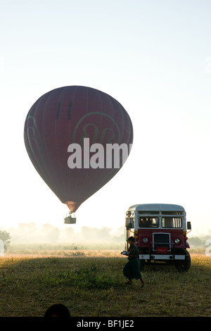 Ballons über Bagan mit Privatbus, Myanmar. Stockfoto