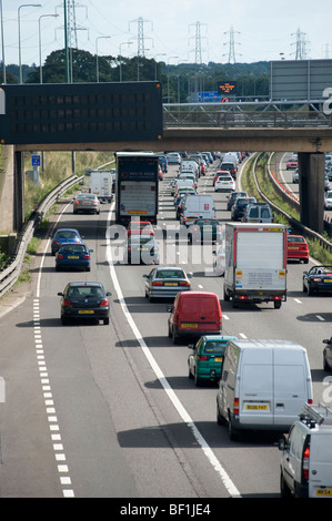 Variable Geschwindigkeitsbegrenzung Abschnitt der M42, in Verkehr mit dem Standstreifen in Versuch, während der Rush Hour entlasten. Stockfoto