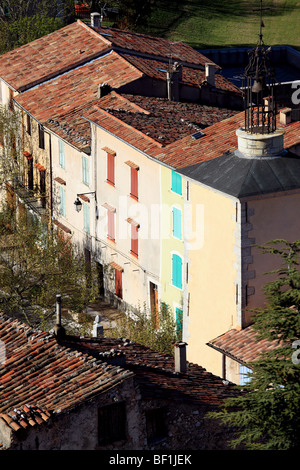 Das malerische Dorf Aiguines nahe dem See von Sainte Croix in der Regionalpark Verdon Stockfoto