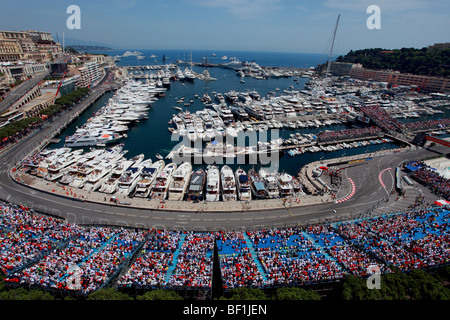 Überblick über die überfüllten Monaco Formel eine Bühne während des Grand Prix mit Blick auf den Yachthafen Stockfoto