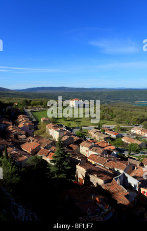 Das malerische Dorf Aiguines nahe dem See von Sainte Croix in der Regionalpark Verdon Stockfoto