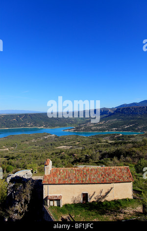 Malerisch thront Chapell Dorf Aiguines nahe dem See von Sainte Croix in der Regionalpark Verdon Stockfoto