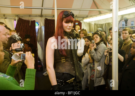 Modelle anzeigen Steampunk Mode auf dem Brooklyn-Indie-Markt in Brooklyn in New York Stockfoto