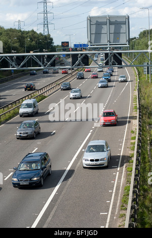 Variable Geschwindigkeitsbegrenzung Abschnitt der M42, in Verkehr mit dem Standstreifen in Versuch, während der Rush Hour entlasten. Stockfoto