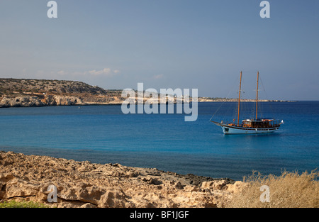 Segelboot vor Anker in einer ruhigen Bucht in der Nähe von Cape Gkreko Greco Republik Zypern Stockfoto