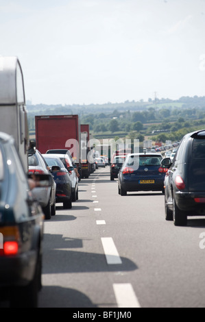 Schwere Verkehrsstaus auf der Autobahn M42 in England Stockfoto