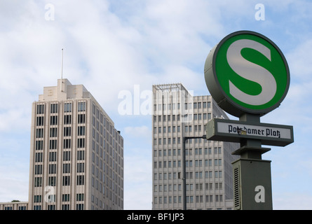 S-Bahn-u-Bahn-Zeichen und Ritz Carlton Hotel und Beisheim Center Potsdamer Platz, Berlin Deutschland Stockfoto