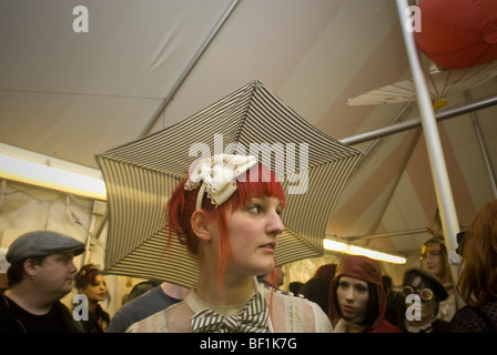 Modelle anzeigen Steampunk Mode auf dem Brooklyn-Indie-Markt in Brooklyn in New York Stockfoto