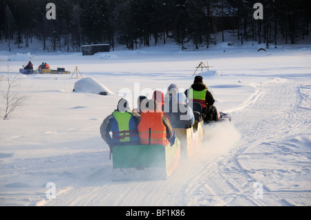 Ski-Doo und Schlitten, Schneemobil, Schneemobil, weißes Meer, Russland Stockfoto