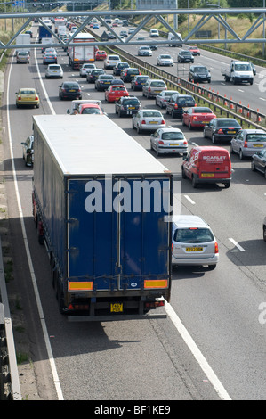 Variable Geschwindigkeitsbegrenzung Abschnitt der M42, in Verkehr mit dem Standstreifen in Versuch, während der Rush Hour entlasten. Stockfoto