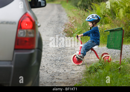 Kind auf Dreirad Stockfoto