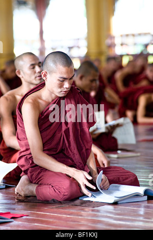 Mönche Studium innerhalb einer Schule, Bago, Yangon, Myanmar. Stockfoto