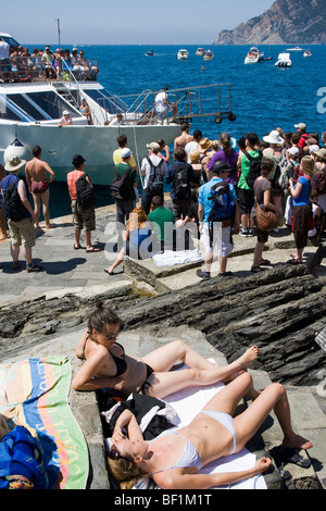 Touristenboot Ankunft in Vernazza, Cinque Terre, Ligurien, Italien Stockfoto