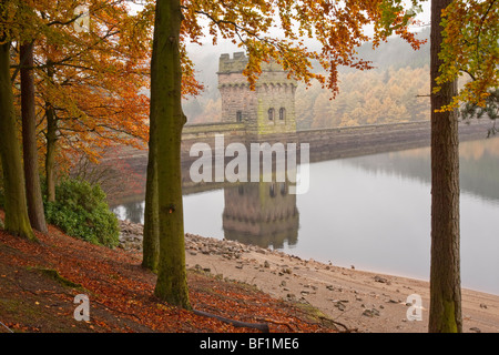 nebliger herbstlichen Morgen an der Spitze der Damm auf Ladybower Vorratsbehälter im Peak District Stockfoto