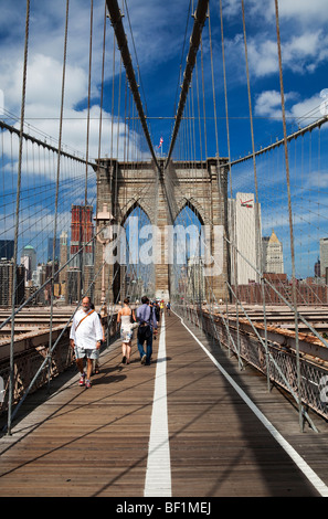 Fuß auf der Brooklyn Bridge in New York Stockfoto