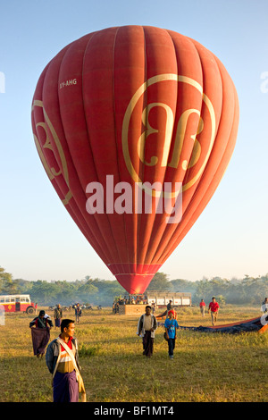 Ballons über Bagan mit Privatbus, Myanmar. Stockfoto