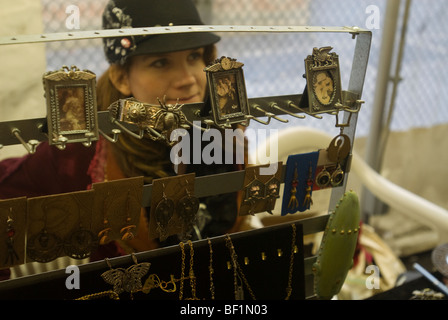 Schmuck und Accessoires auf dem Brooklyn-Indie-Markt in Brooklyn in New York während des Steampunk-Marktes Stockfoto