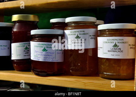 Gläser mit hausgemachter Marmelade und Konfitüre auf Verkauf, UK Stockfoto