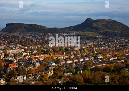 Blackford, Edinburgh Wohngebiet während der Herbstsaison mit Arthur Sitz in Hintergrund, Schottland, Großbritannien, Europa Stockfoto