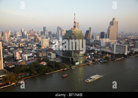 Skyline von Bangkok aus dem Chao Phraya-Fluss. Thailand Stockfoto