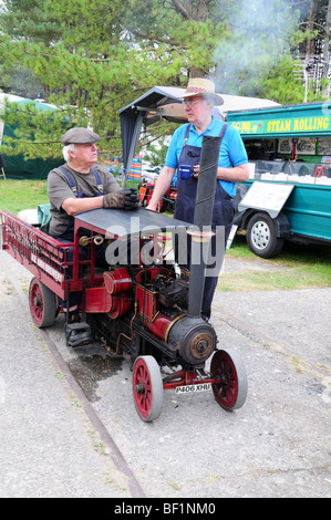 Zwei Modell Dampf Traktion Motor-Enthusiasten an Pembrey Country Park Carmarthenshire Wales Cymru UK Stockfoto