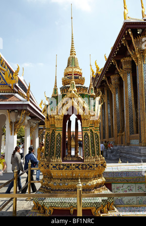 Einer der acht Doppel stellt Sema Steinen am Wat Phra Kaew & Royal Grand Palace, Bangkok, Thailand. Stockfoto