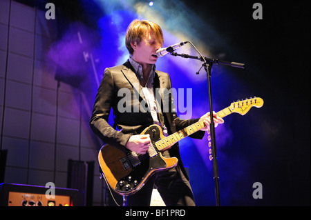 Rock Band Franz Ferdinand in Wolverhampton, 19. Oktober 2009. Alex Kapranos singen. Stockfoto