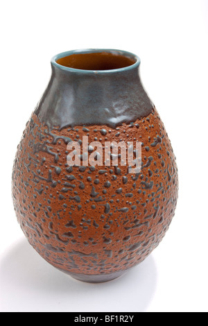 Braune und graue Retro Vintage 70er Jahre kleine Vase isoliert gegen weiß. Stockfoto