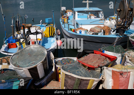 Angelboote/Fischerboote und Netze in Ayia Napa Hafen Republik Zypern Stockfoto