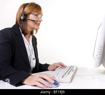 Ältere ältere Frau im Call Center oder Business situation Stockfoto