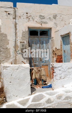 Ein interessantes Portal des alten Hauses in der alten Stadt Naoussa. Naoussa, Paros Insel, Kykladen, Griechenland, Europa. Stockfoto