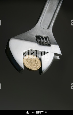 Eine Münze £1 in einem Schraubenschlüssel - dies ist ein Foto mit einer alten Münze £1, die im Oktober 2017 aus dem Umlauf genommen wurde. Stockfoto