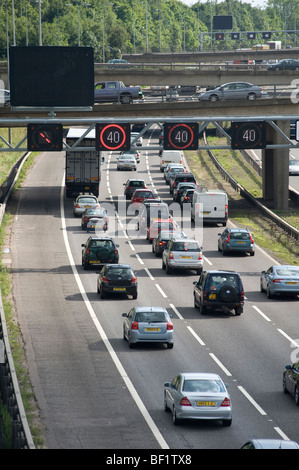 Variable Geschwindigkeitsbegrenzung Abschnitt der Autobahn M42 Schwerverkehr während der Hauptverkehrszeit Schlange zeigen. Stockfoto