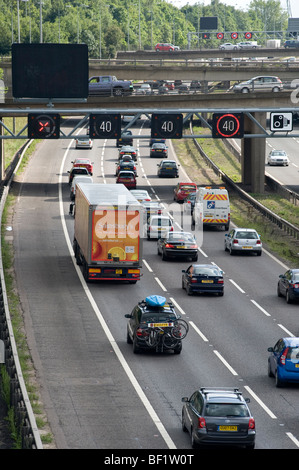 Variable Geschwindigkeitsbegrenzung Abschnitt der Autobahn M42 Schwerverkehr während der Hauptverkehrszeit Schlange zeigen. Stockfoto